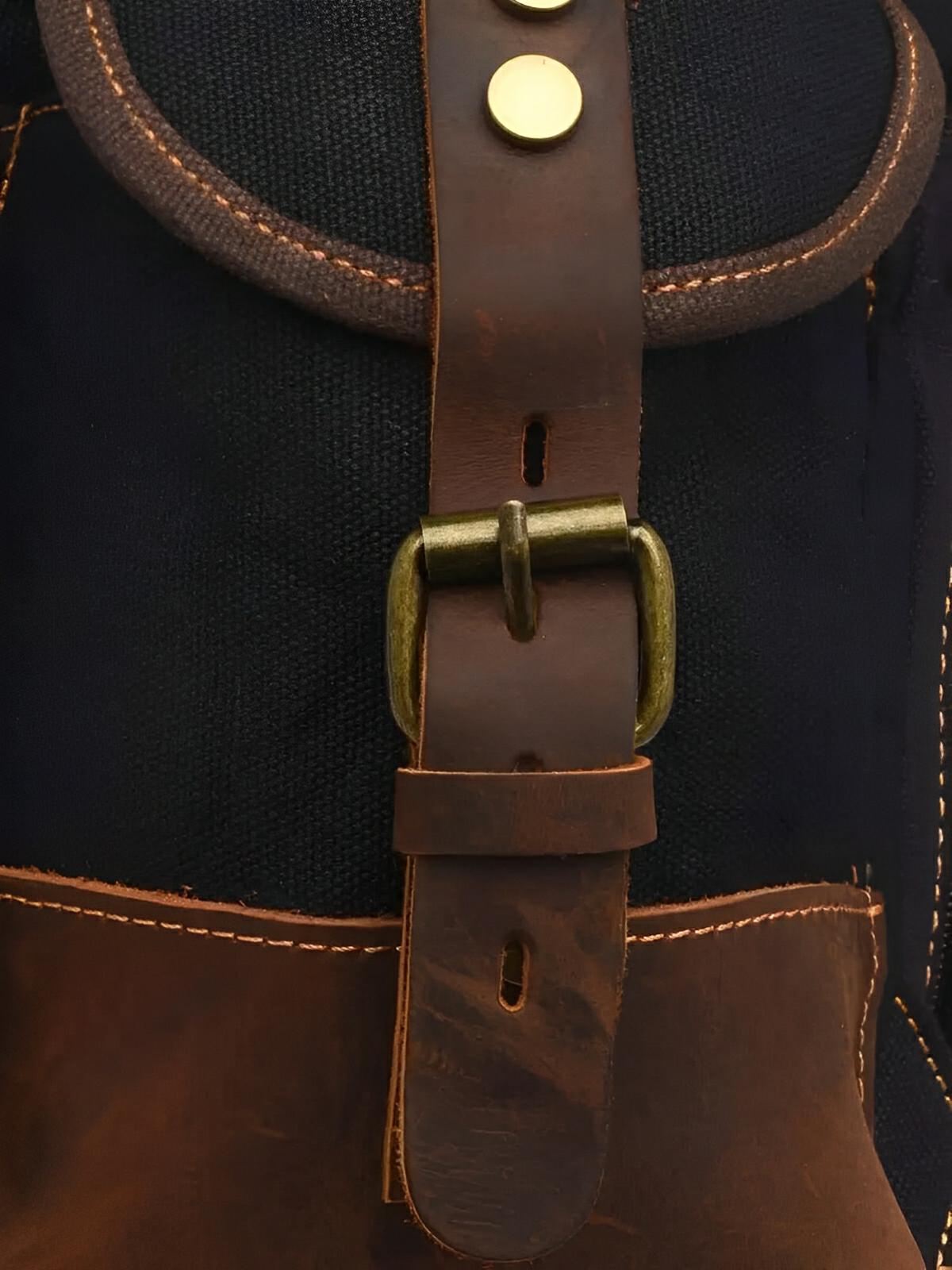 Modell Beltran, wasserdichter und geräumiger Rucksack aus gewachstem Canvas und echtem Leder
