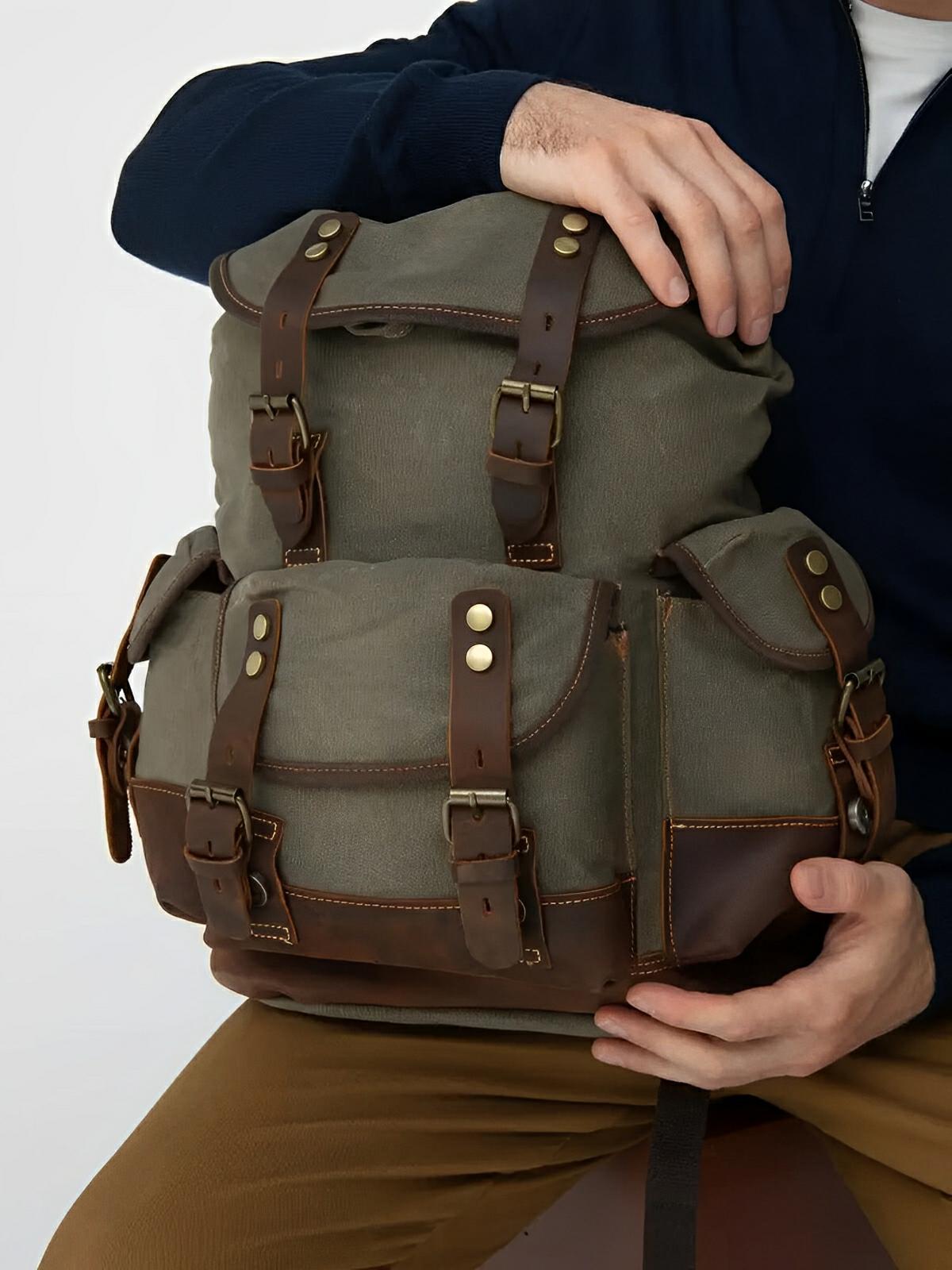 Modell Beltran, wasserdichter und geräumiger Rucksack aus gewachstem Canvas und echtem Leder
