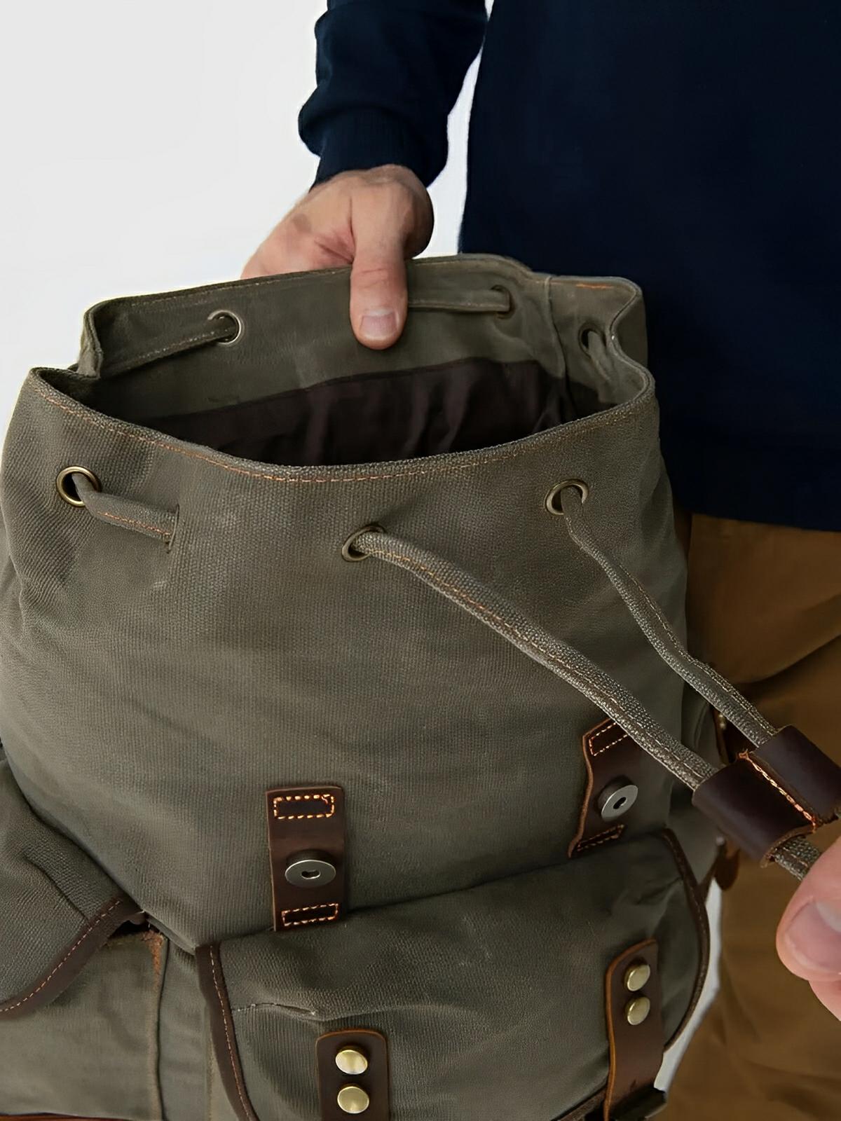 Modell Beltran, wasserdichter und geräumiger Rucksack aus gewachstem Canvas und echtem Leder