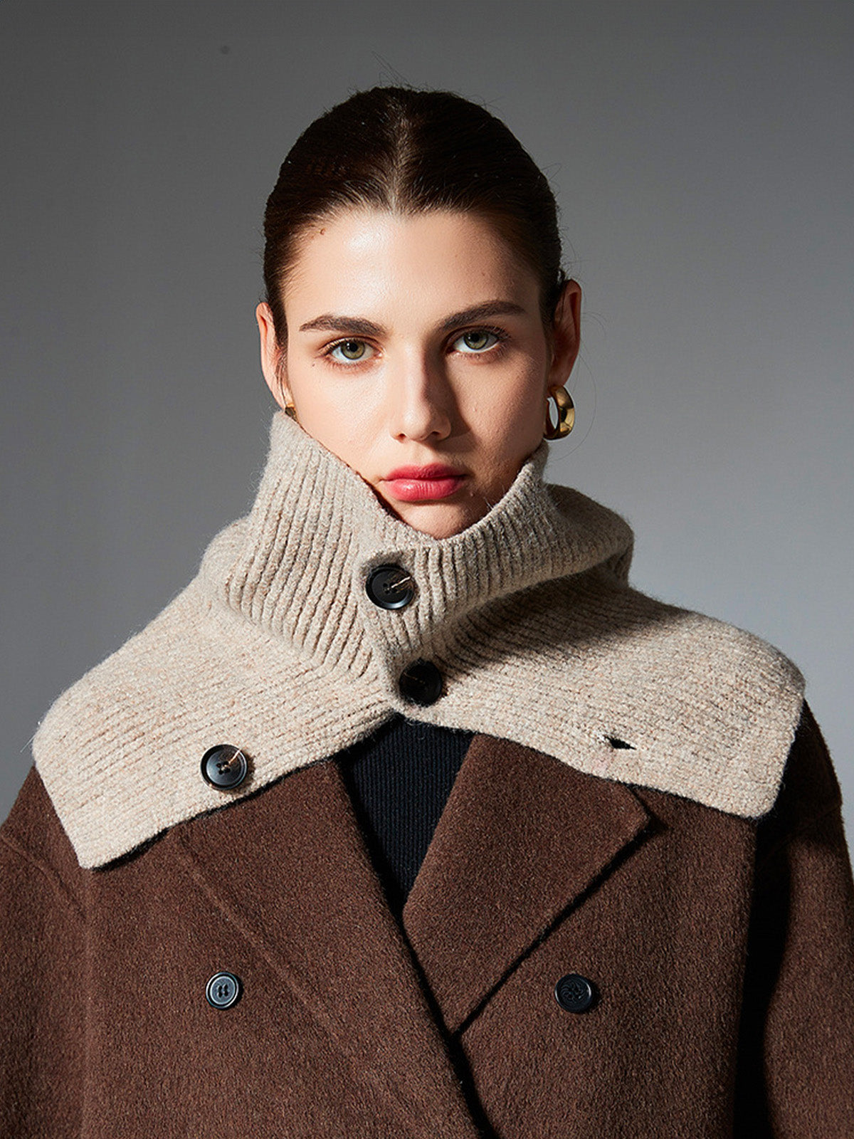 Cache-cou laine femme, tour de cou tricoté, col montant à boutons, accessoire hiver chaud, couleur douce, modèle Angela