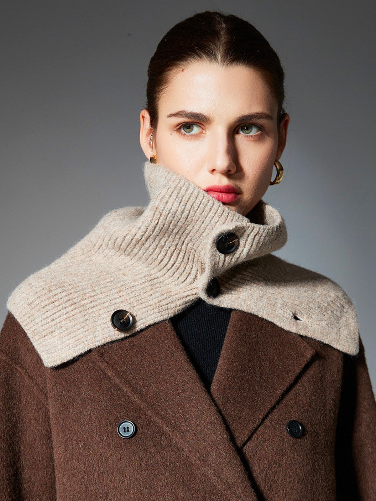 Cache-cou laine femme, tour de cou tricoté, col montant à boutons, accessoire hiver chaud, couleur douce, modèle Angela