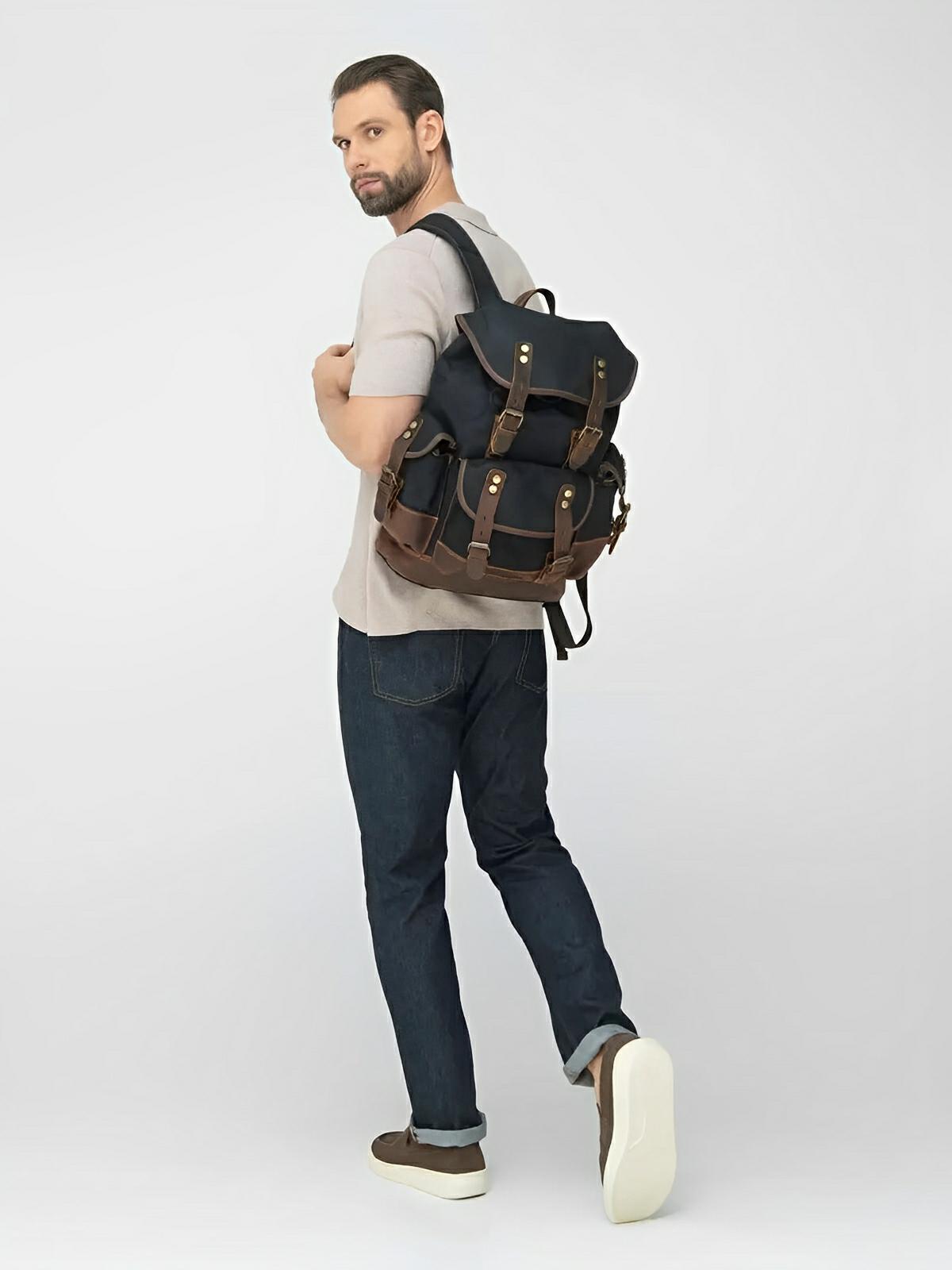 Modell Beltran, wasserdichter und geräumiger Rucksack aus gewachstem Canvas und echtem Leder