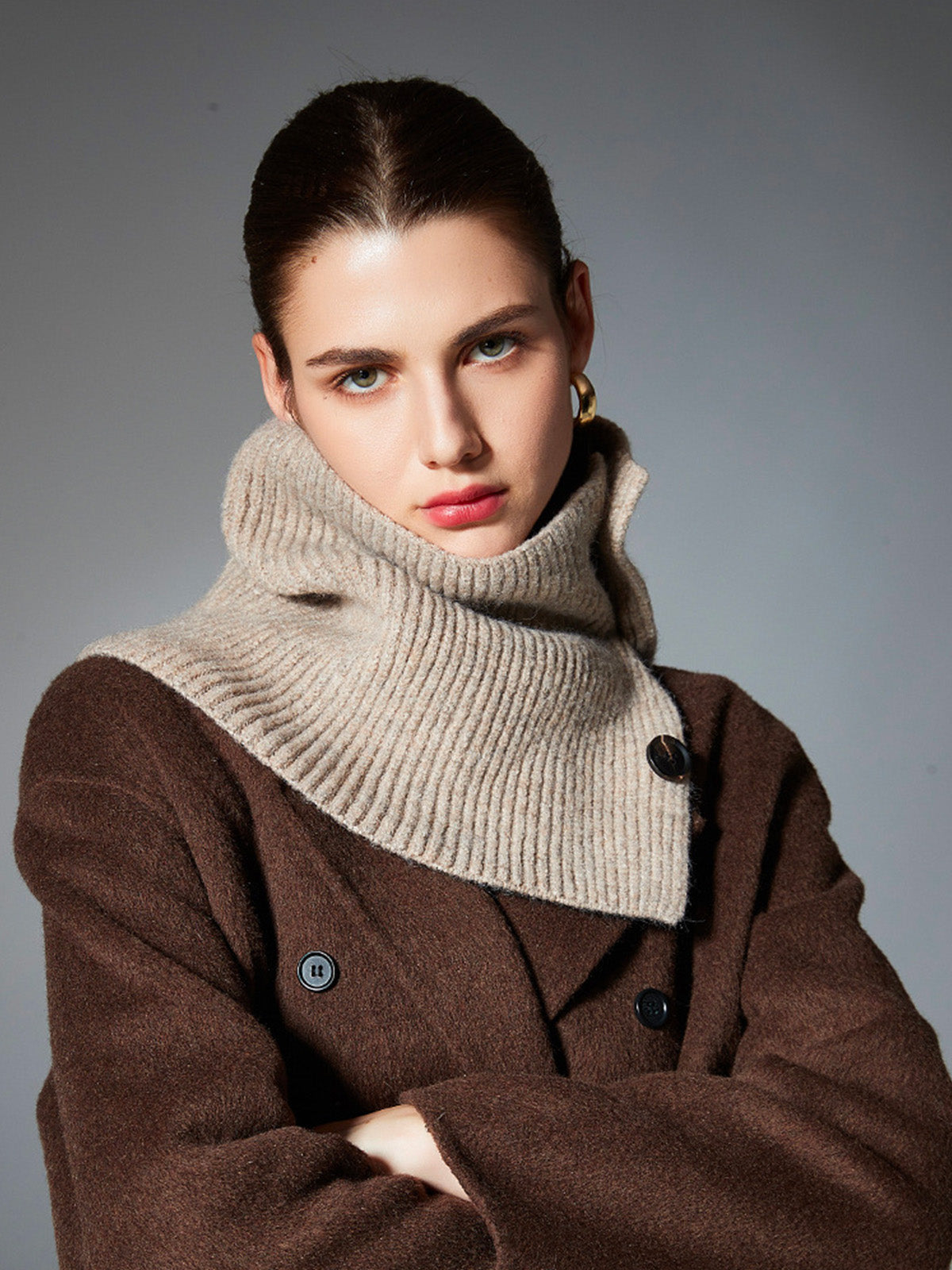 Cache-cou laine femme, tour de cou tricoté, col montant à boutons, accessoire hiver chaud, couleur douce, modèle Angela