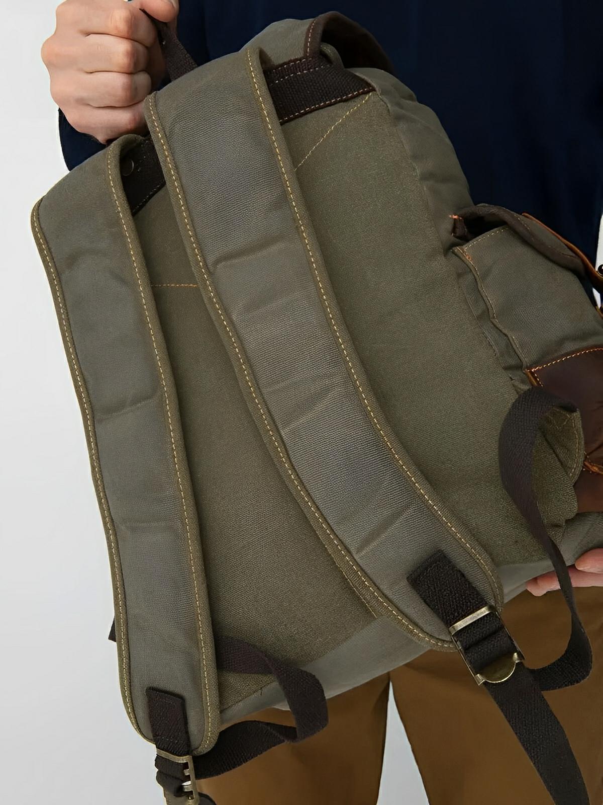 Modell Beltran, wasserdichter und geräumiger Rucksack aus gewachstem Canvas und echtem Leder