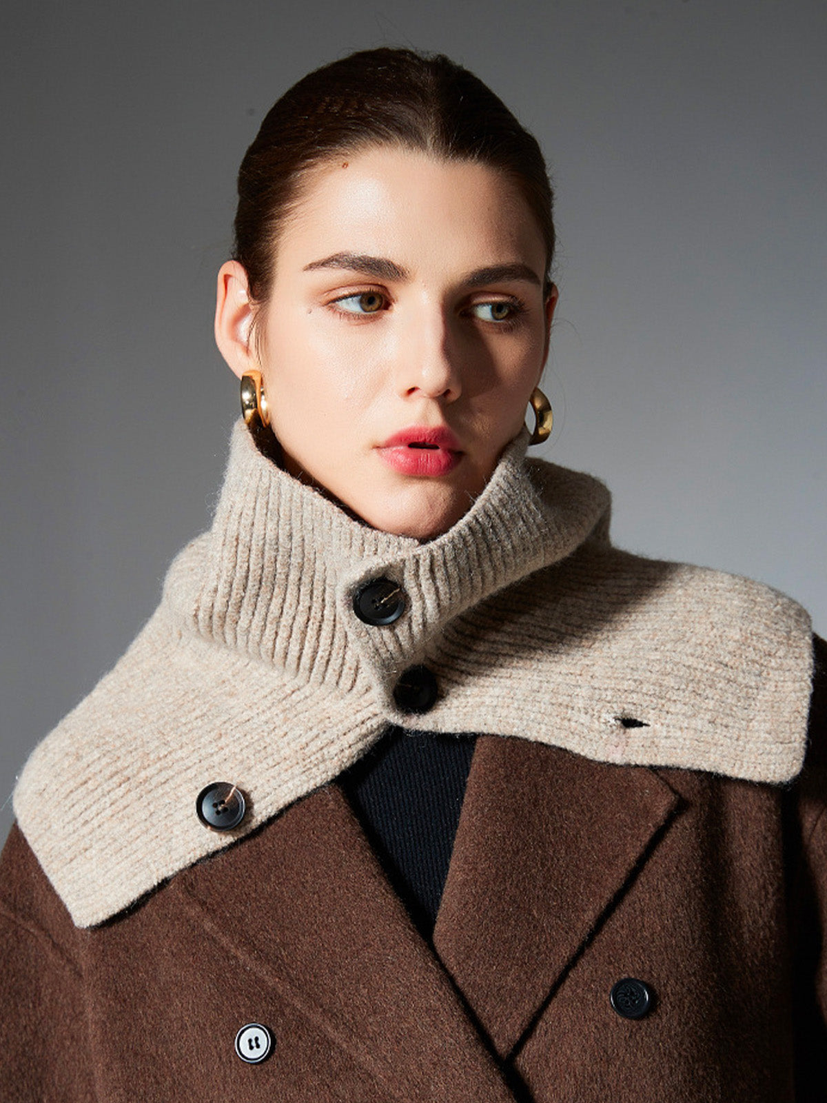 Cache-cou laine femme, tour de cou tricoté, col montant à boutons, accessoire hiver chaud, couleur douce, modèle Angela