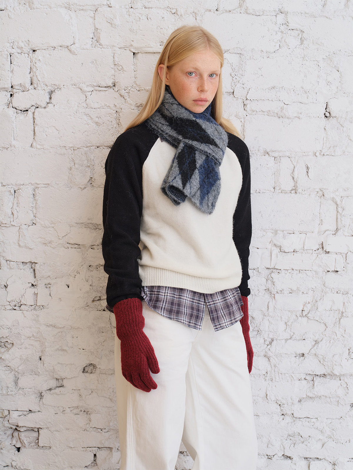 Écharpe en losanges duveteuse, motif argyle doux, laine mélangée chaude, accessoire hiver graphique, écharpe longue bicolore cosy, modèle Pawie