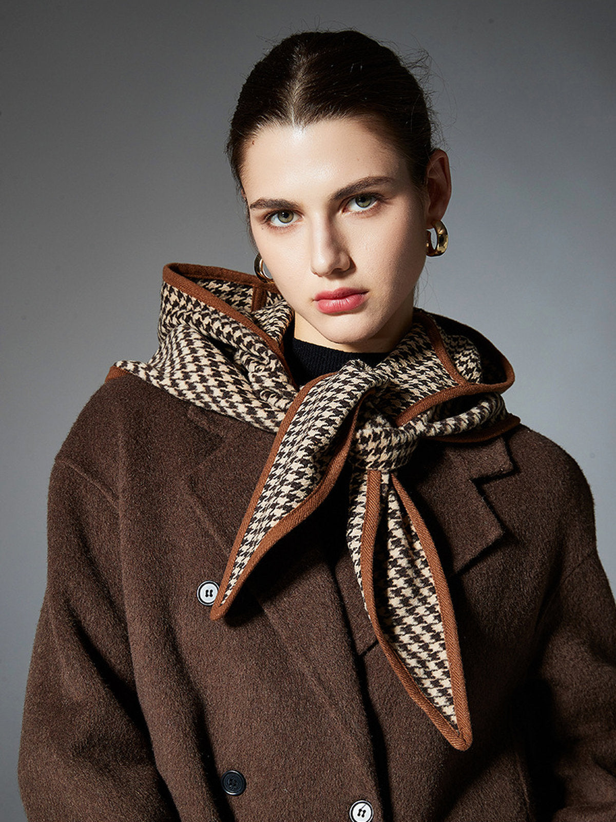 Châle capuche pied-de-poule, châle chaud hiver femme, écharpe capuche marron, foulard doux à carreaux, accessoire mode hiver, modèle Hirdane