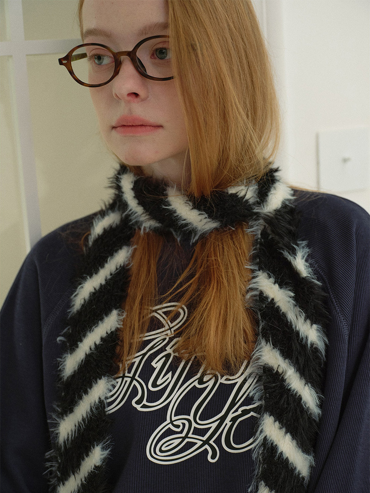 Écharpe fine noire et blanche, rayures diagonales, toucher duveteux, style streetwear, hiver 2024, modèle Ivana
