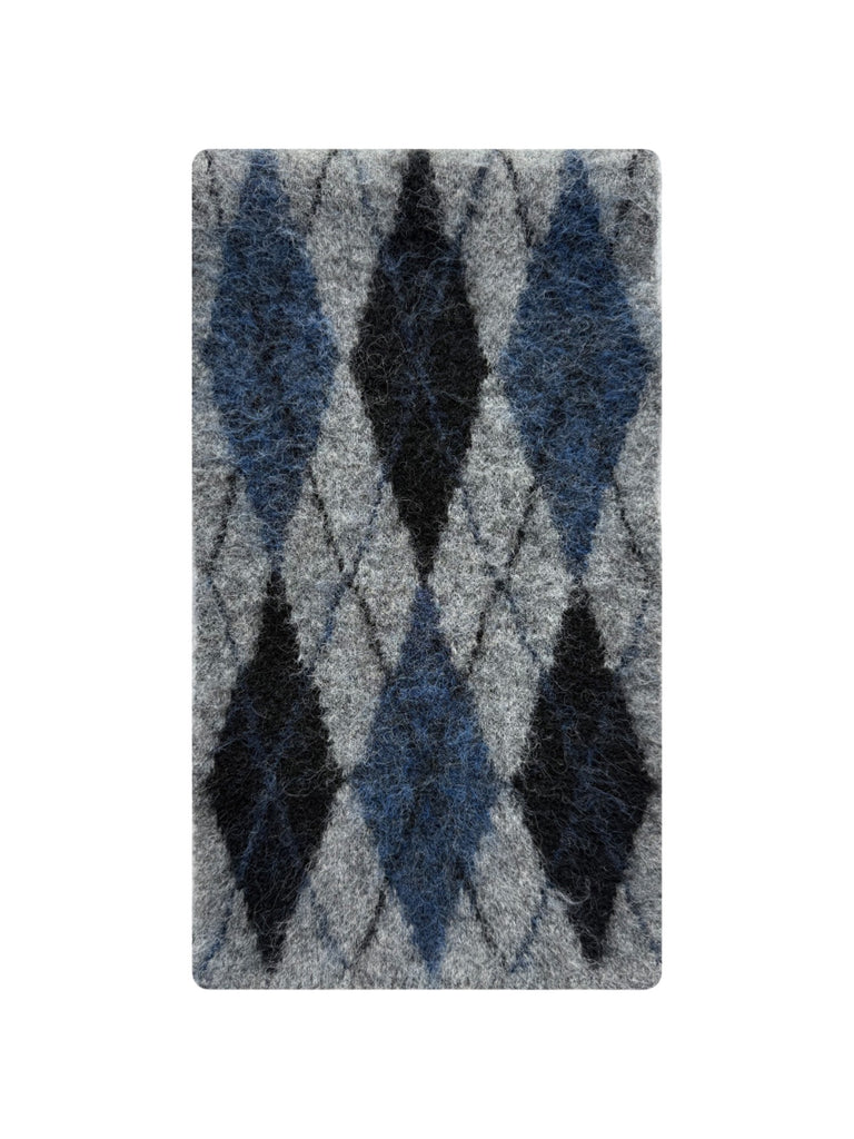 Écharpe en losanges duveteuse, motif argyle doux, laine mélangée chaude, accessoire hiver graphique, écharpe longue bicolore cosy, modèle Pawie