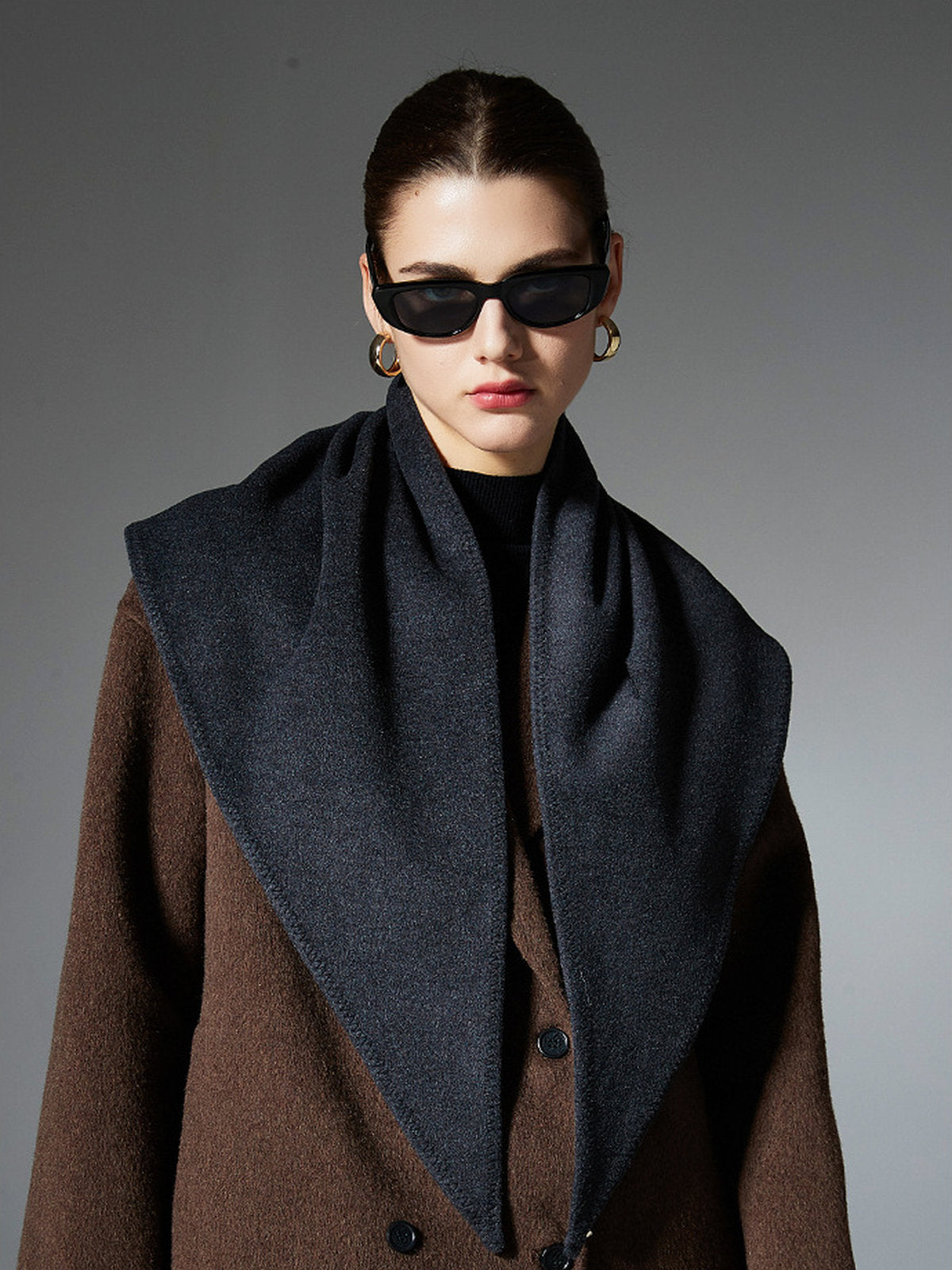 Châle triangle uni femme, écharpe douce hiver, châle chaud épaule, foulard grand format, accessoire mode minimaliste, modèle Azena