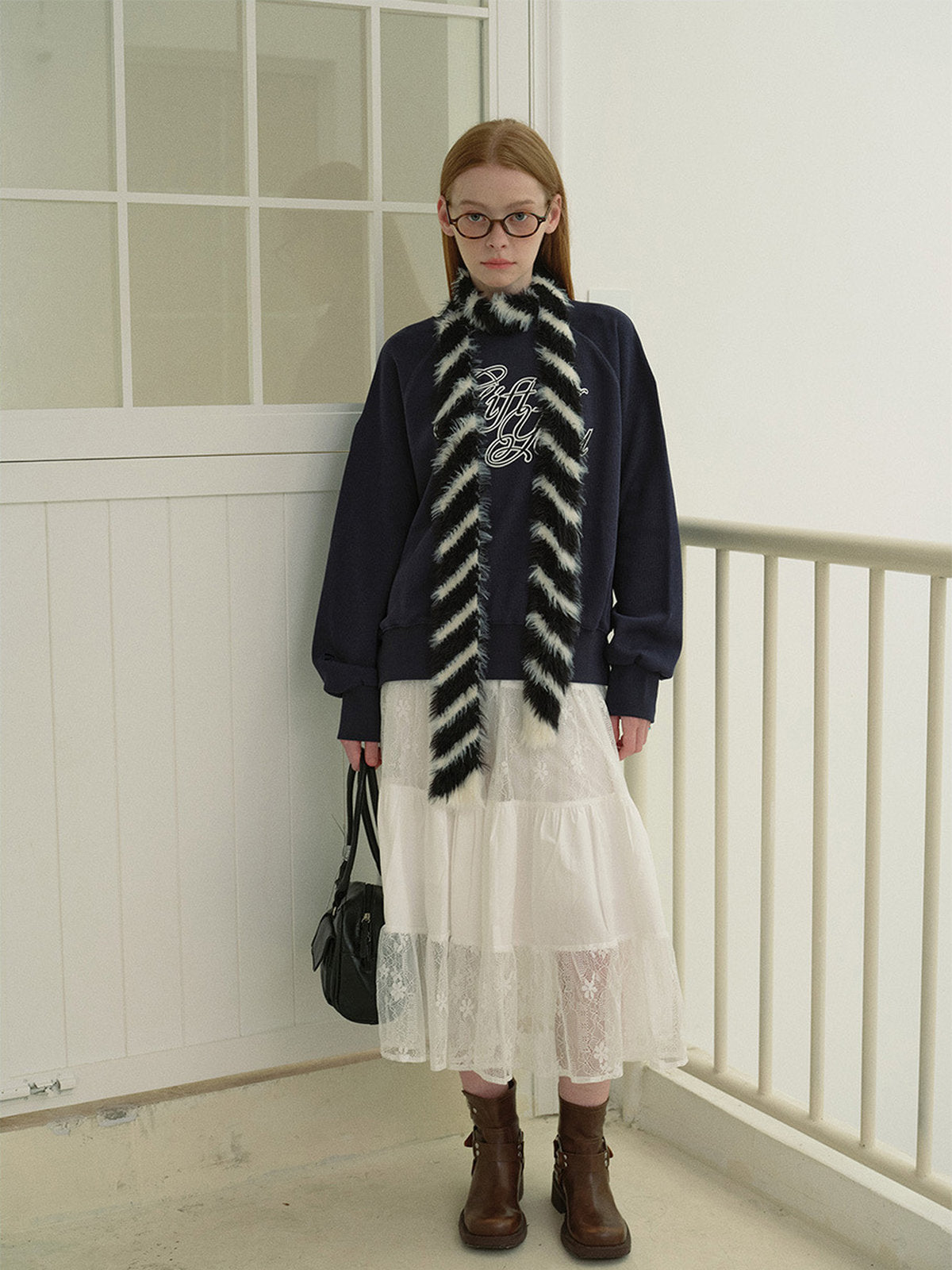 Écharpe fine noire et blanche, rayures diagonales, toucher duveteux, style streetwear, hiver 2024, modèle Ivana