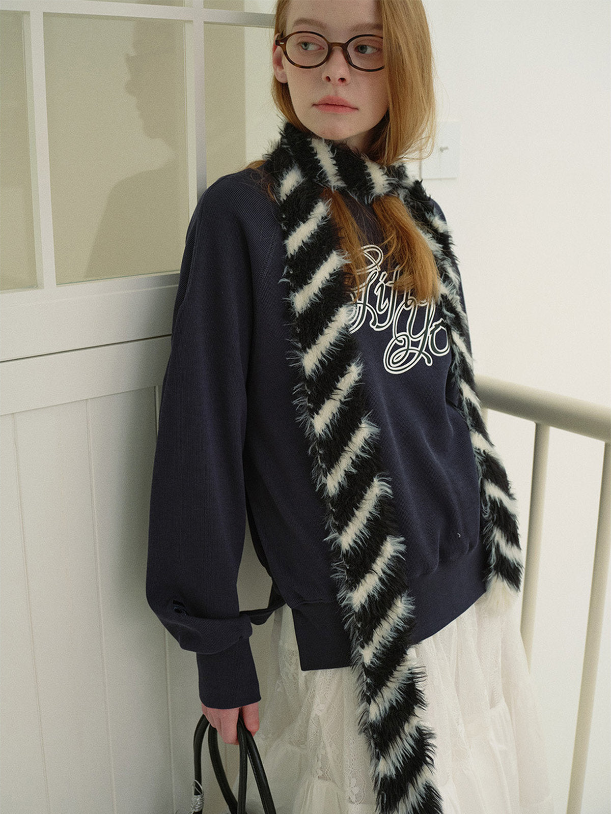 Écharpe fine noire et blanche, rayures diagonales, toucher duveteux, style streetwear, hiver 2024, modèle Ivana
