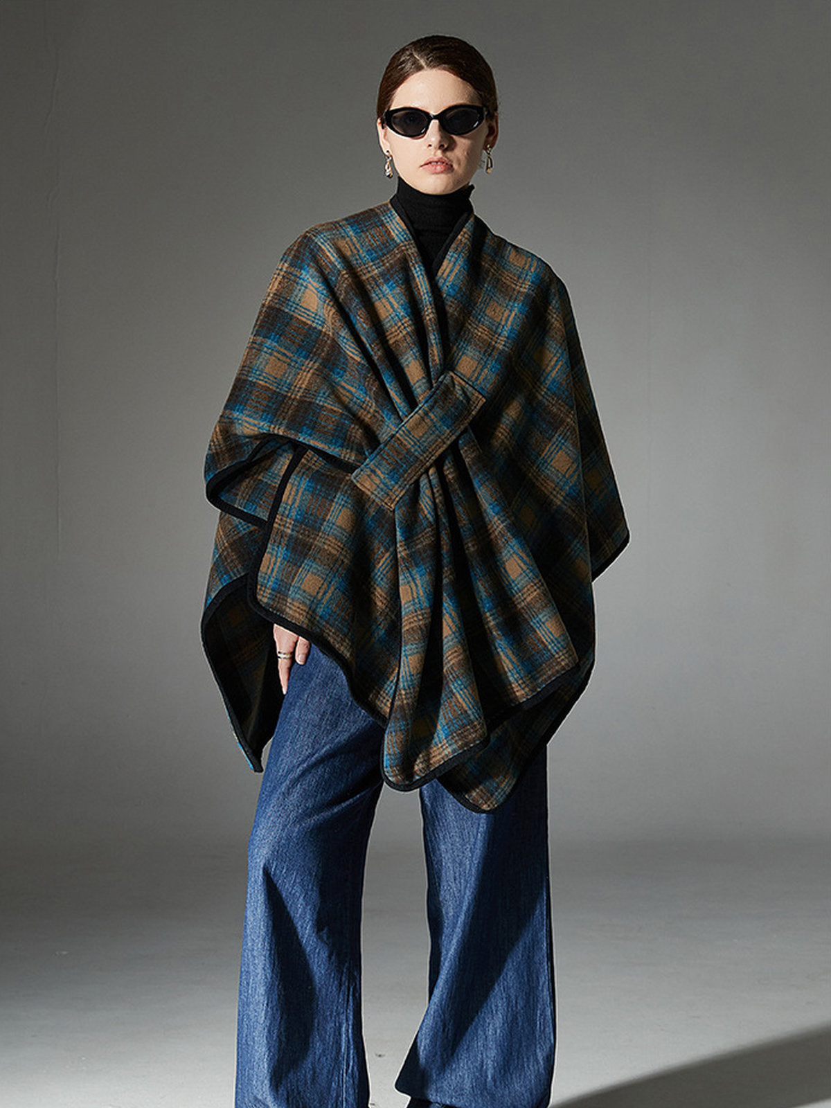 Châle à carreaux, poncho plaid chaud femme, couverture épaules hiver, grand châle doux, cape carreaux bruns et bleus, plaid épais 150x130cm, modèle Kirne