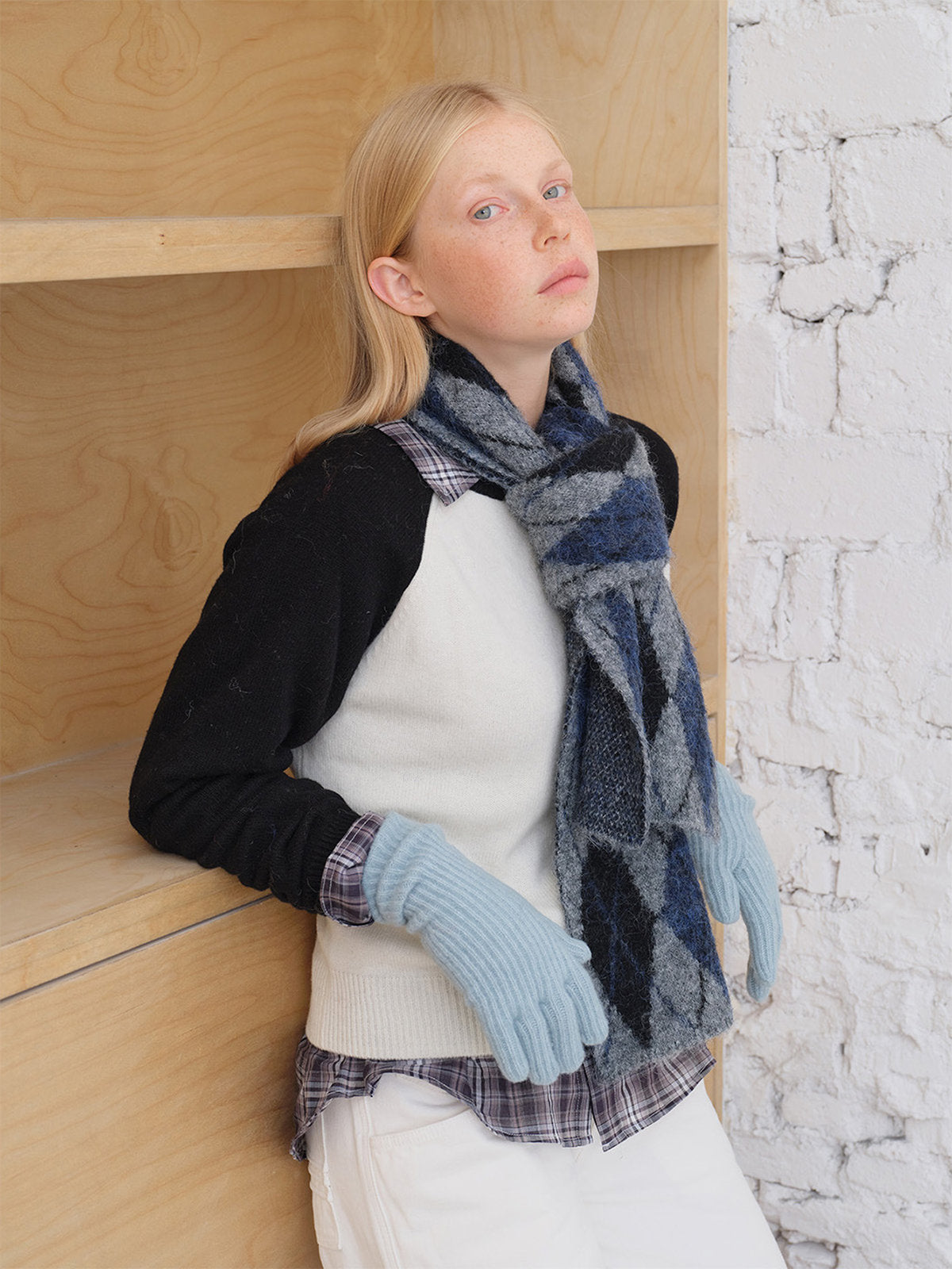 Écharpe en losanges duveteuse, motif argyle doux, laine mélangée chaude, accessoire hiver graphique, écharpe longue bicolore cosy, modèle Pawie