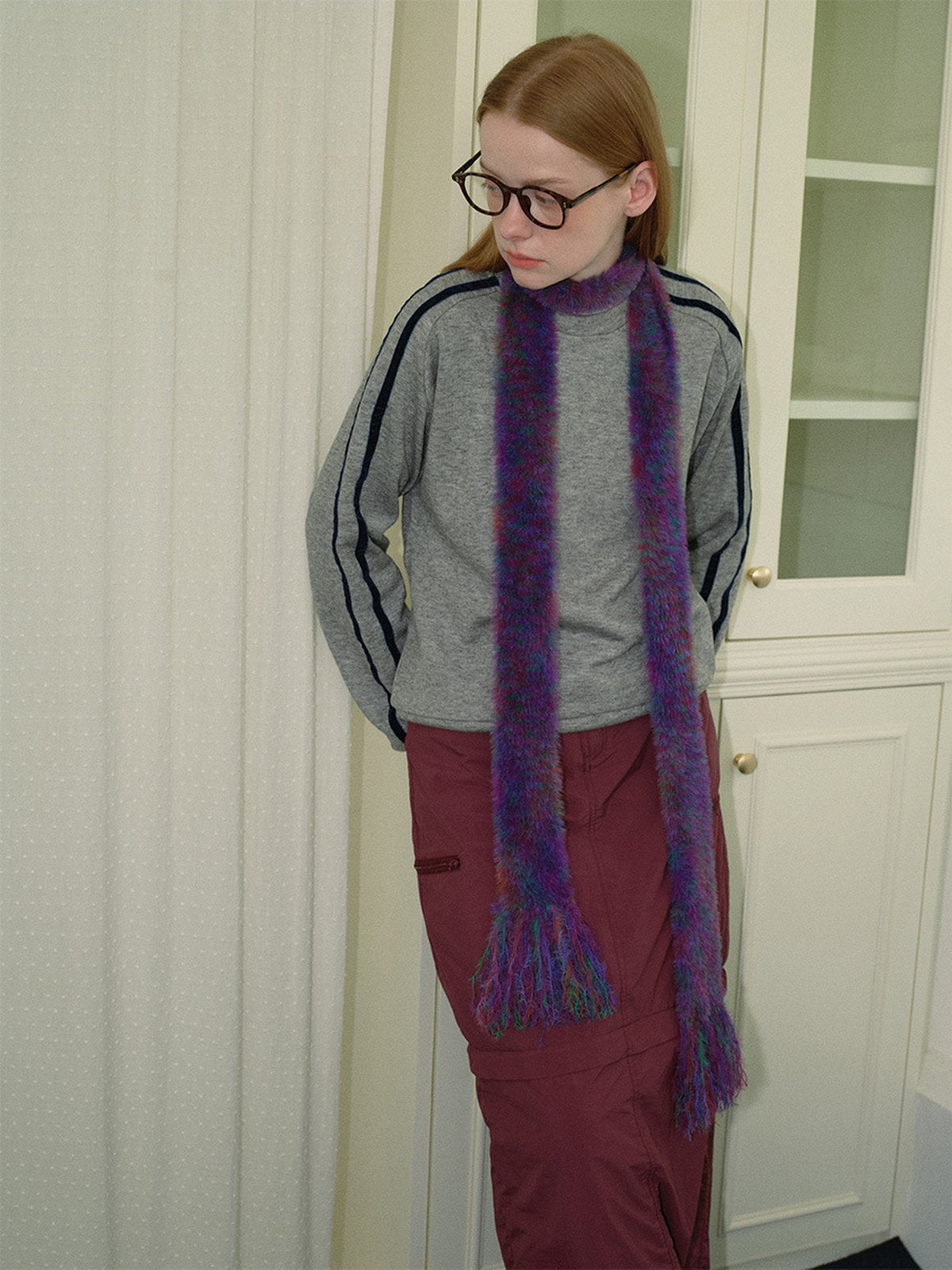Écharpe fine en fausse fourrure, style doux et fantaisie, longue à franges, accessoire hiver femme, toucher duveteux, design original, modèle Rafla