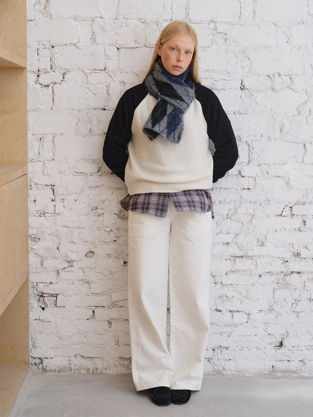 Écharpe en losanges duveteuse, motif argyle doux, laine mélangée chaude, accessoire hiver graphique, écharpe longue bicolore cosy, modèle Pawie