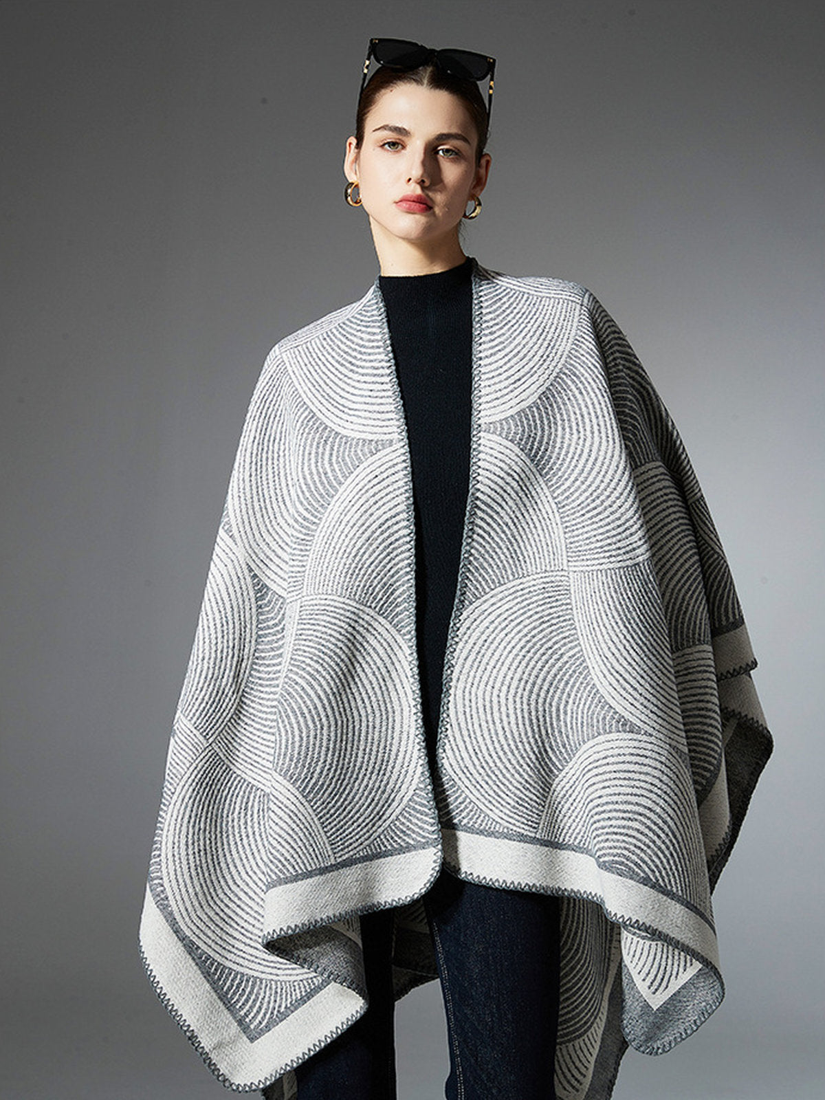 Châle géométrique laine, cape chaude femme, poncho doux gris, châle grand format hiver, couverture épaules design moderne, modèle Tija