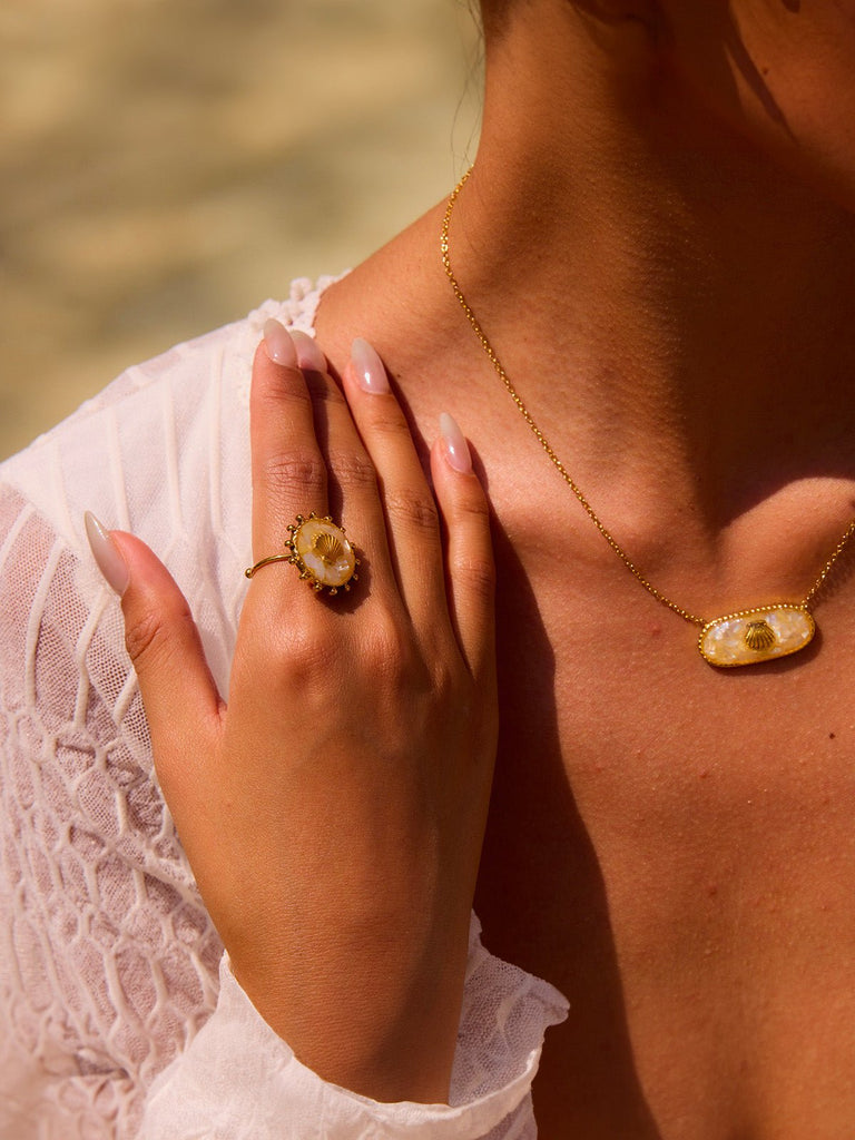 Bague ajustable coquillage nacré, acier inoxydable doré, style plage, inspiration marine, bijou d'été, modèle Duma - Bague - Or