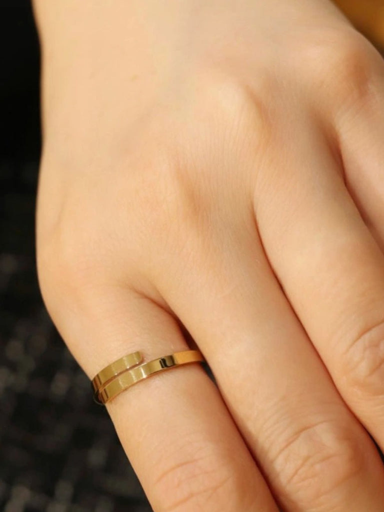 Bague couple acier inoxydable, ouverte géométrique, anneau ajustable poli, minimaliste dorée, moderne US7, modèle Louise - Bague - Or S