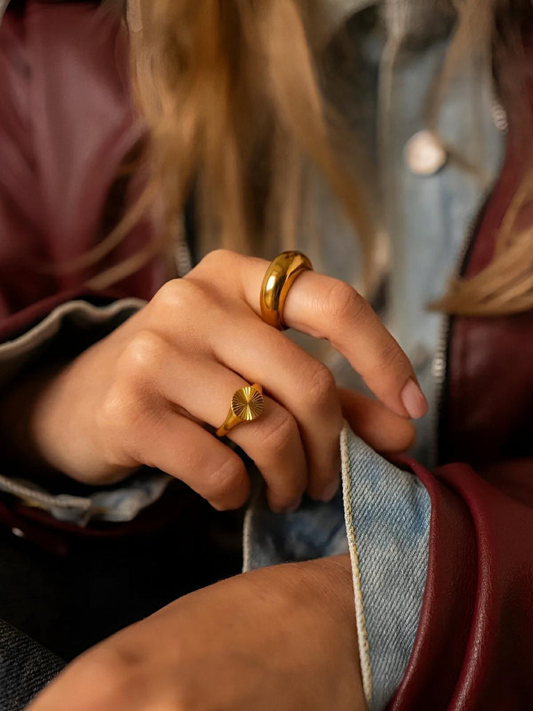 Bague femme acier inoxydable, anneau texturé rond, finition or 18 carats, bague minimaliste tendance, bijou doré moderne, modèle Jenara - Bague - Or XXS