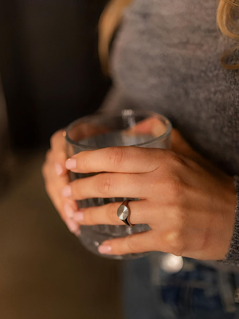 Bague femme acier inoxydable, anneau texturé rond, finition or 18 carats, bague minimaliste tendance, bijou doré moderne, modèle Jenara - Bague - Argent XXS