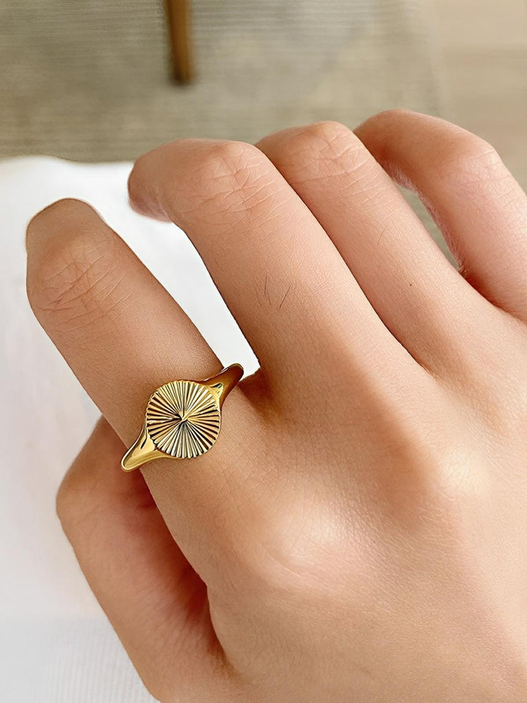 Bague femme acier inoxydable, anneau texturé rond, finition or 18 carats, bague minimaliste tendance, bijou doré moderne, modèle Jenara - Bague - Or XXS