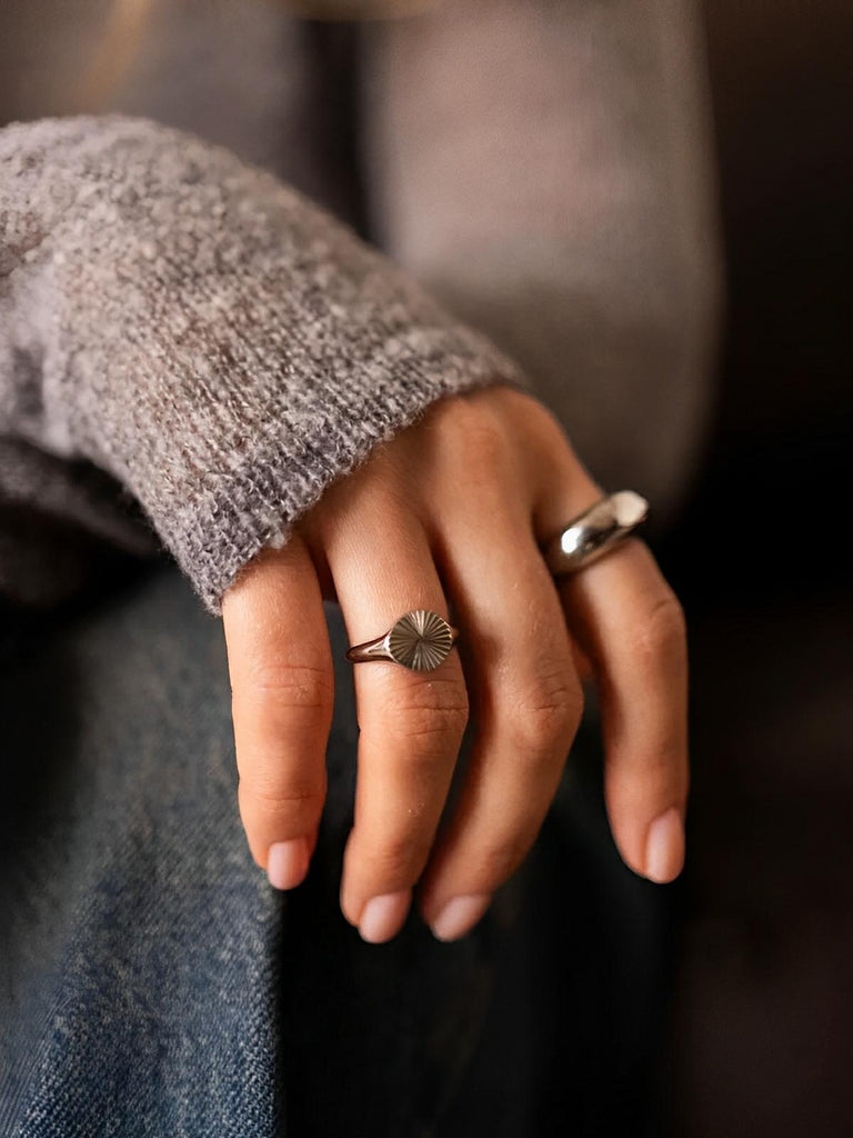 Bague femme acier inoxydable, anneau texturé rond, finition or 18 carats, bague minimaliste tendance, bijou doré moderne, modèle Jenara - Bague - Argent XXS