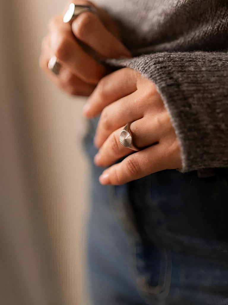 Bague femme acier inoxydable, anneau texturé rond, finition or 18 carats, bague minimaliste tendance, bijou doré moderne, modèle Jenara - Bague - Argent XXS