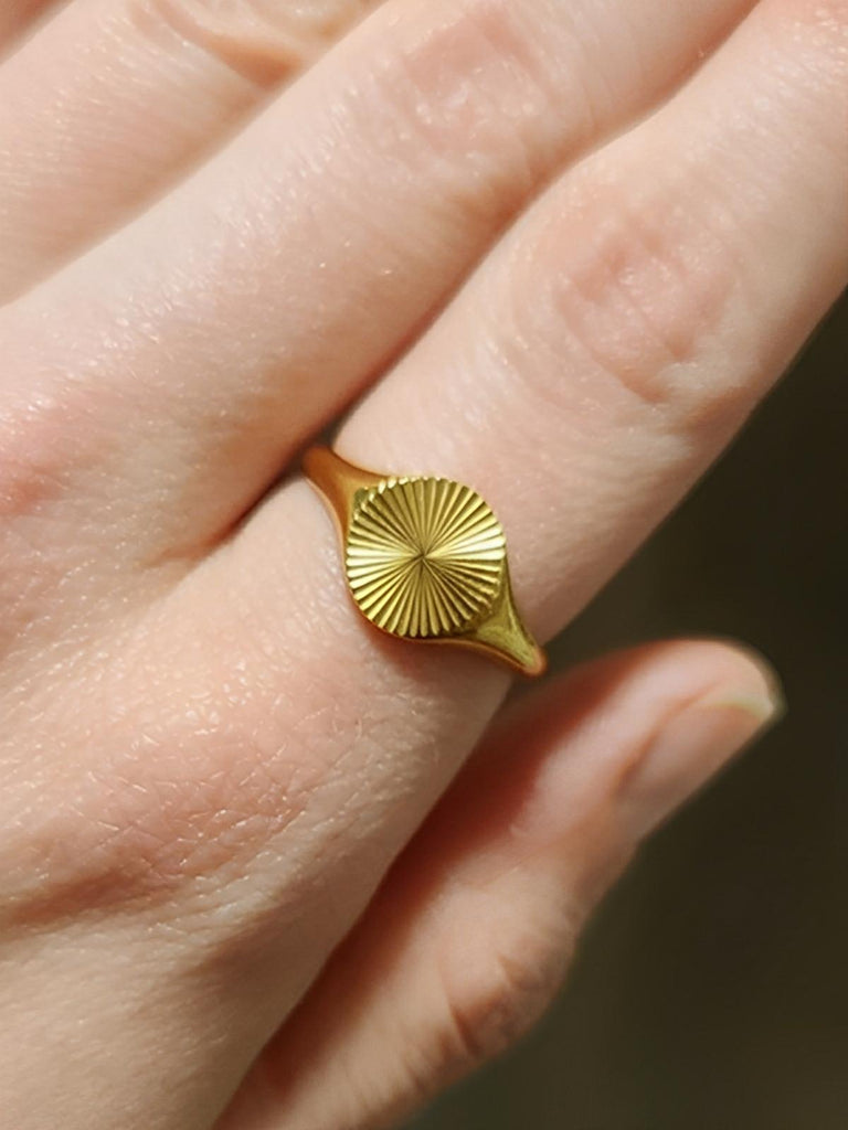 Bague femme acier inoxydable, anneau texturé rond, finition or 18 carats, bague minimaliste tendance, bijou doré moderne, modèle Jenara - Bague - Or XXS