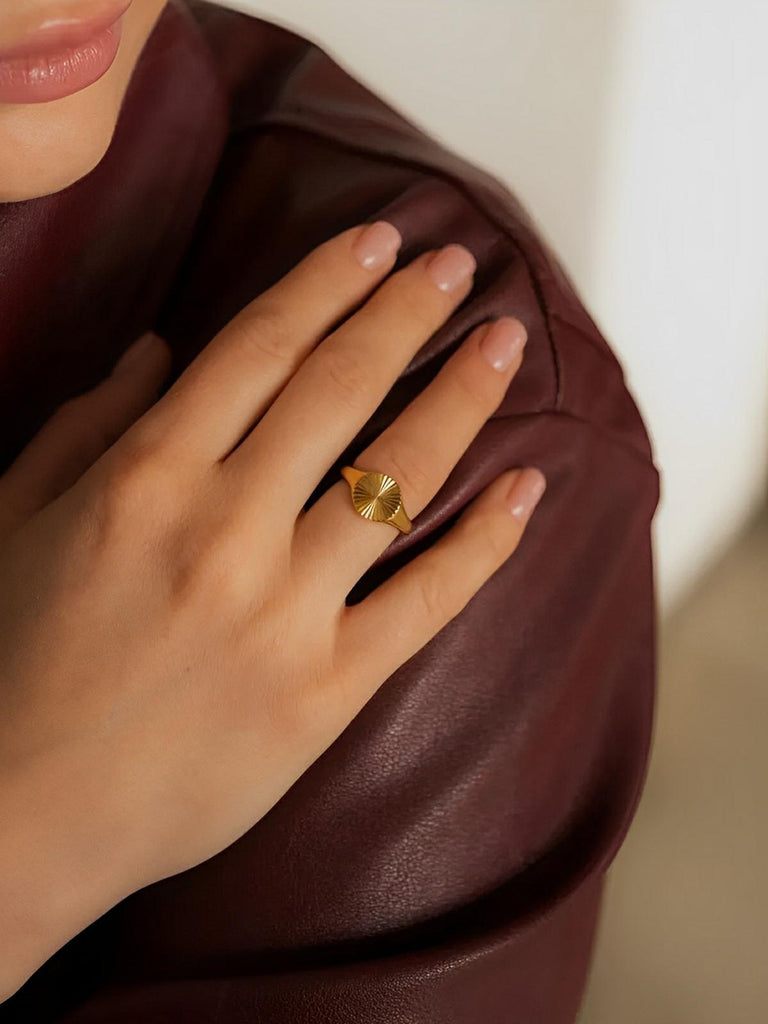 Bague femme acier inoxydable, anneau texturé rond, finition or 18 carats, bague minimaliste tendance, bijou doré moderne, modèle Jenara - Bague - Or XXS