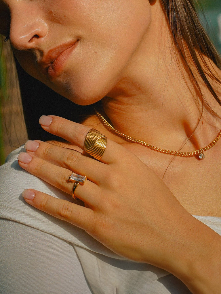 Bague géométrique croisée, finition or 18K, design sculptural, acier titane, bague large femme, modèle Lizane - Bague - Or XS