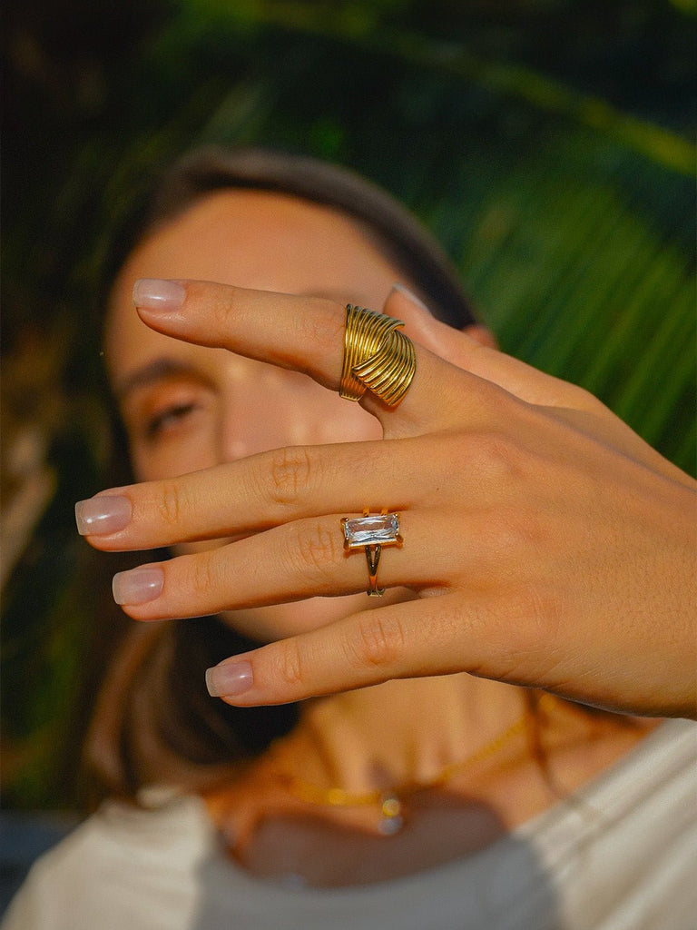 Bague géométrique croisée, finition or 18K, design sculptural, acier titane, bague large femme, modèle Lizane - Bague - Or XS