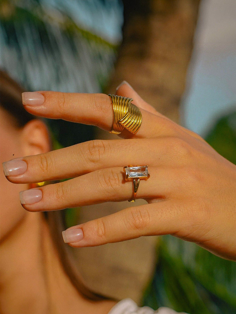 Bague géométrique croisée, finition or 18K, design sculptural, acier titane, bague large femme, modèle Lizane - Bague - Or XS