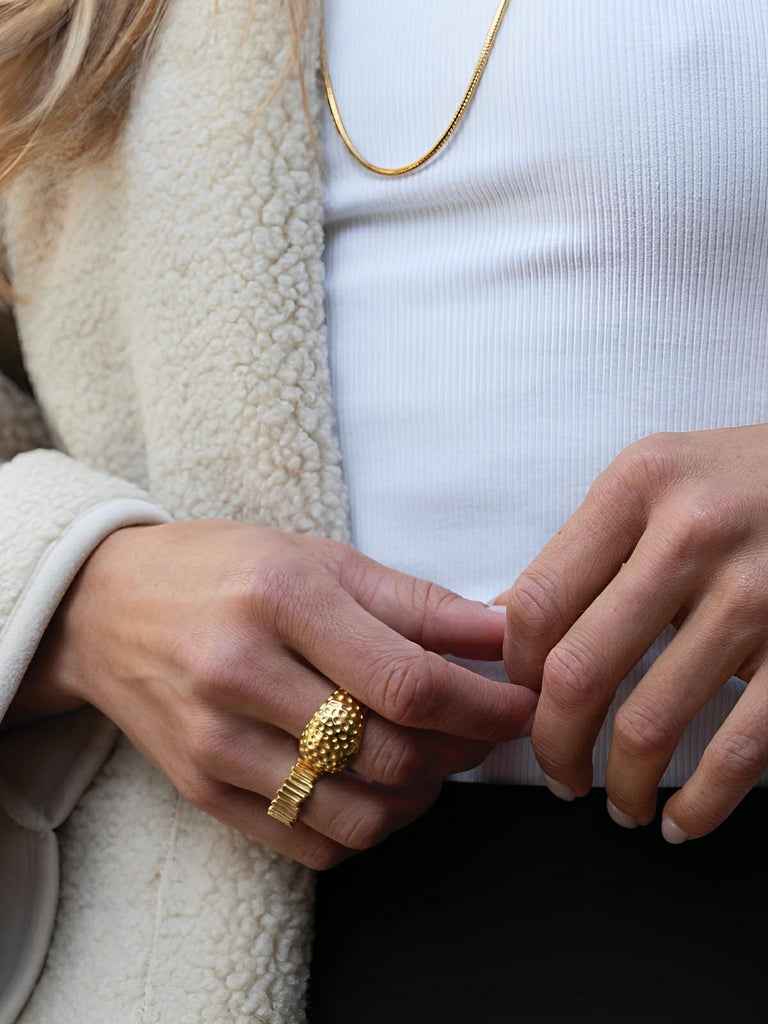 Bague large géométrique, bague acier inoxydable, bague plaquée or 18K, bague martelée tendance, bague style Europe Amérique, modèle Koraly - Bague - Or S