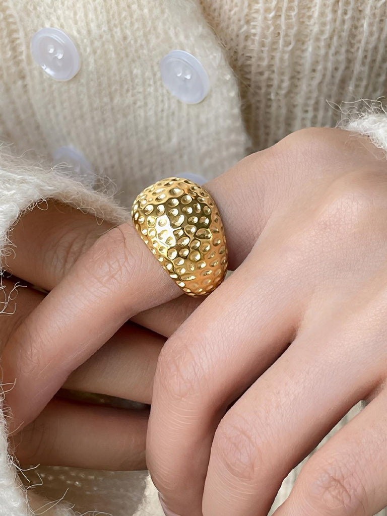 Bague large géométrique, bague acier inoxydable, bague plaquée or 18K, bague martelée tendance, bague style Europe Amérique, modèle Koraly - Bague - Or S