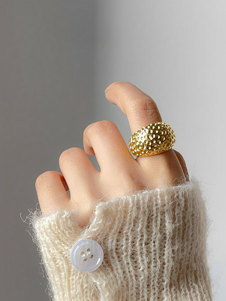 Bague large géométrique, bague acier inoxydable, bague plaquée or 18K, bague martelée tendance, bague style Europe Amérique, modèle Koraly - Bague - Or S