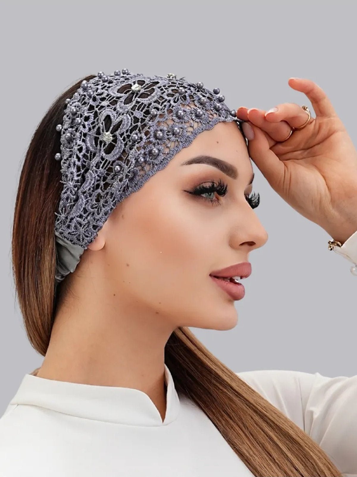 Bandeau dentelle perles, bandeau large élastique femme, serre - tête chic soirée, accessoire cheveux féminin, bandeau mode confortable, modèle Magesta - Bandeau pour cheveux - Gris