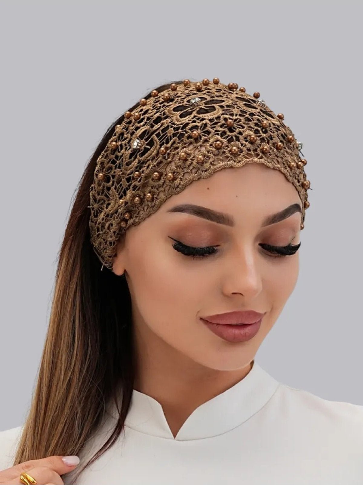 Bandeau dentelle perles, bandeau large élastique femme, serre - tête chic soirée, accessoire cheveux féminin, bandeau mode confortable, modèle Magesta - Bandeau pour cheveux - Marron