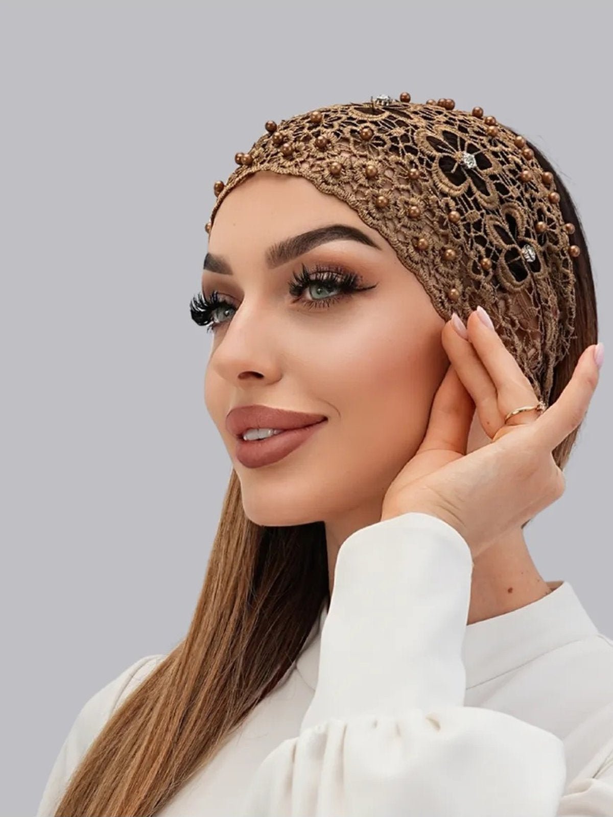 Bandeau dentelle perles, bandeau large élastique femme, serre - tête chic soirée, accessoire cheveux féminin, bandeau mode confortable, modèle Magesta - Bandeau pour cheveux - Marron