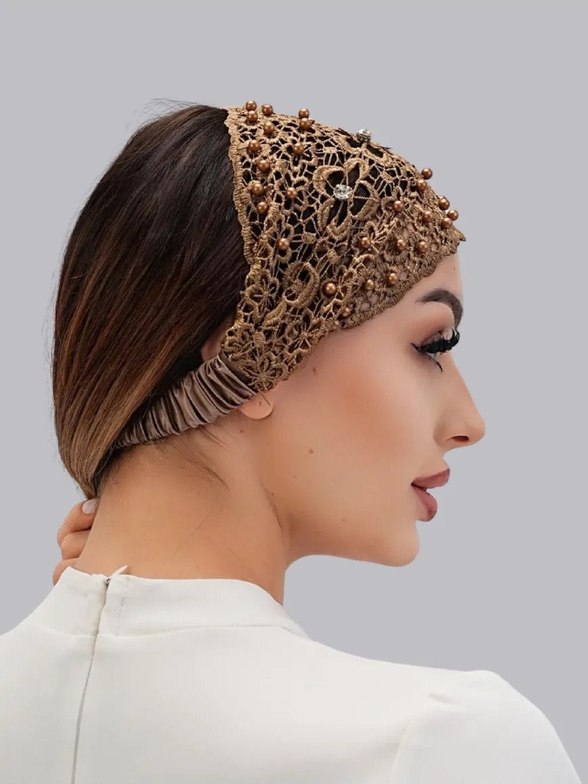 Bandeau dentelle perles, bandeau large élastique femme, serre - tête chic soirée, accessoire cheveux féminin, bandeau mode confortable, modèle Magesta - Bandeau pour cheveux - Marron