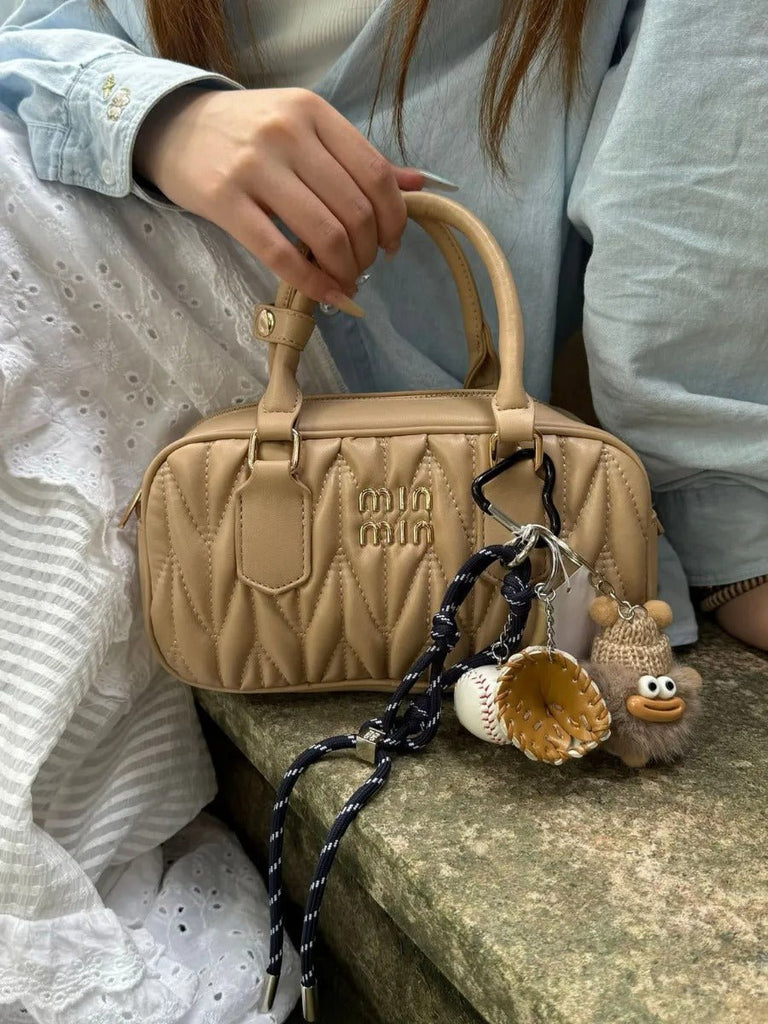 Bijou de sac baseball, porte - clés peluche kawaii, breloque originale, accessoire sac fantaisie, décoration sac rigolote, modèle Troki - Beige