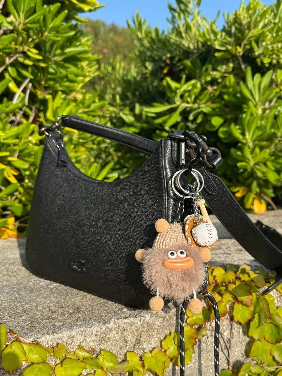 Bijou de sac baseball, porte - clés peluche kawaii, breloque originale, accessoire sac fantaisie, décoration sac rigolote, modèle Troki - Beige