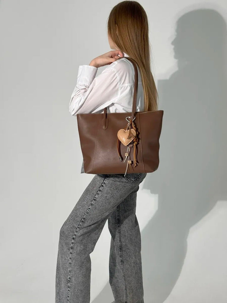 Bijou de sac cœur croco, tour Eiffel, pampilles tressées, breloques étoile, mousqueton cœur, modèle Viana - Bijoux de sac - Marron