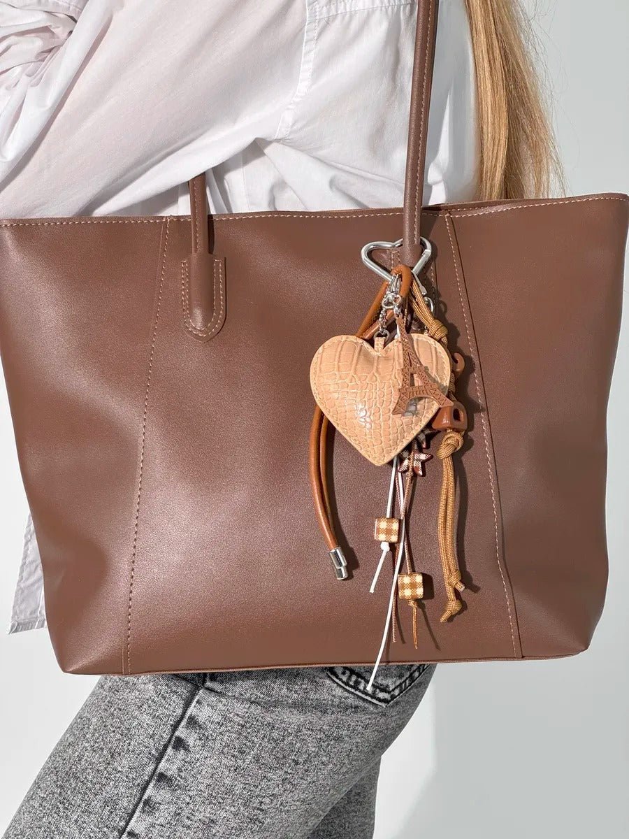 Bijou de sac cœur croco, tour Eiffel, pampilles tressées, breloques étoile, mousqueton cœur, modèle Viana - Bijoux de sac - Marron