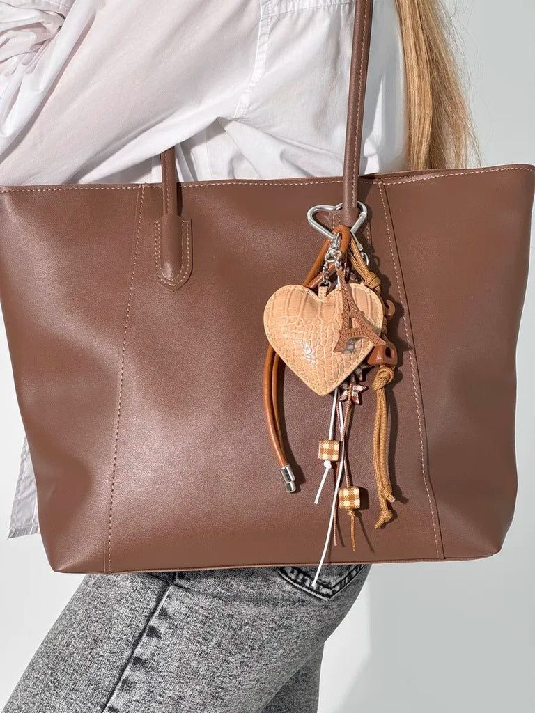 Bijou de sac cœur croco, tour Eiffel, pampilles tressées, breloques étoile, mousqueton cœur, modèle Viana - Bijoux de sac - Marron