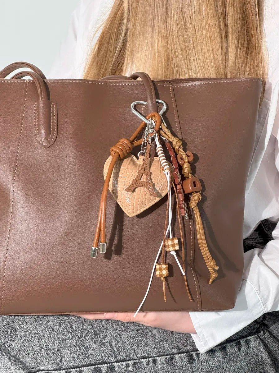 Bijou de sac cœur croco, tour Eiffel, pampilles tressées, breloques étoile, mousqueton cœur, modèle Viana - Bijoux de sac - Marron