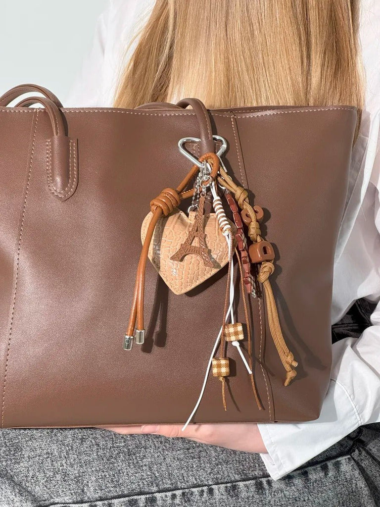 Bijou de sac cœur croco, tour Eiffel, pampilles tressées, breloques étoile, mousqueton cœur, modèle Viana - Bijoux de sac - Marron