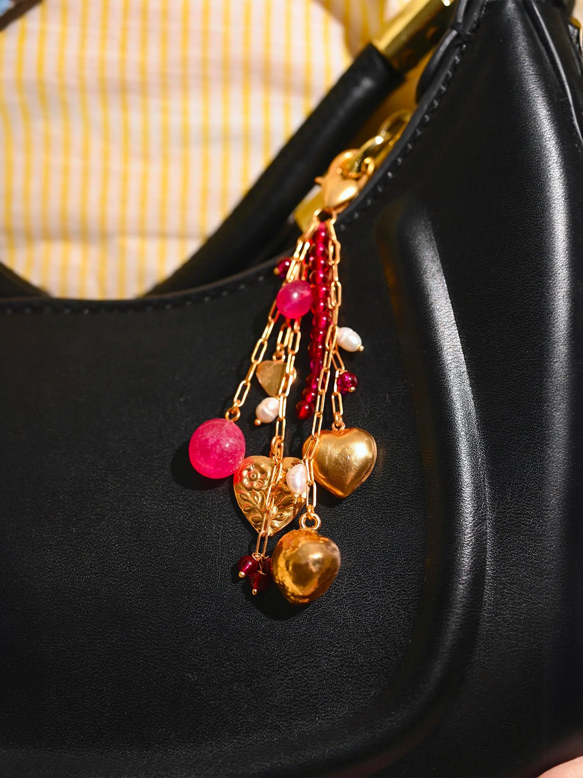Bijou de sac doré, breloques cœur, perles nacrées, chaîne pendentif, touche romantique, modèle Celvine - charms - Or