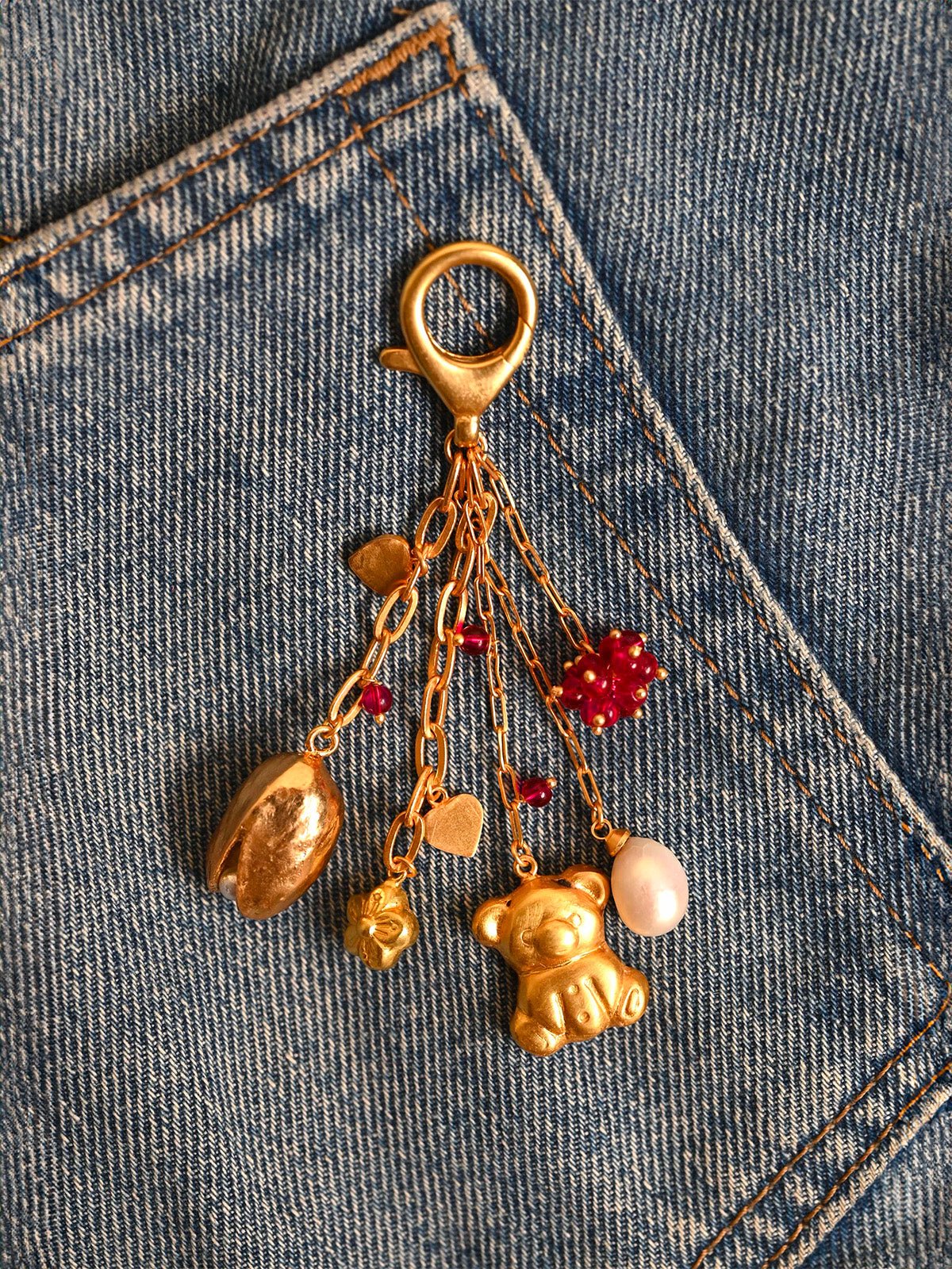 Bijou de sac doré, porte - clés gourmette, breloques cœur, perle, ourson, grappe rose, modèle Yorine - charms - Or