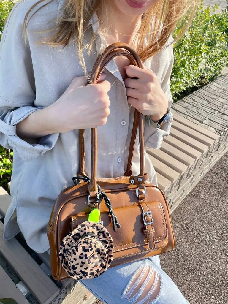 Bijou de sac panama léopard, porte - clés tendance, accessoire Y2K, breloque sac, pochette zippée, modèle Peachy - Bijoux de sac - Beige